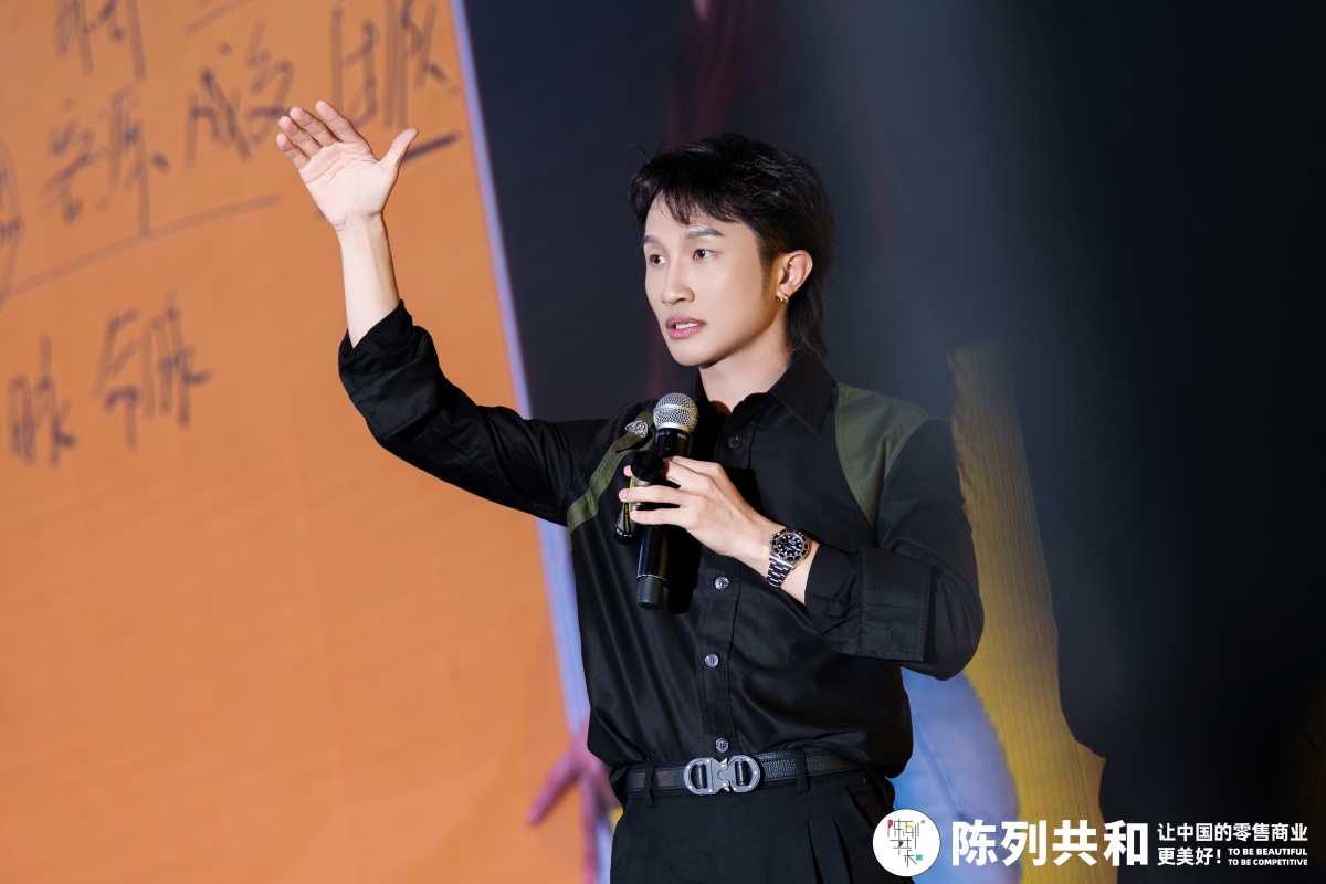 喜讯 ! 陈列共和创始人欧阳中铁荣获“2025国际品牌经济年度人物”！