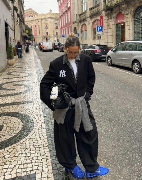 服装老板拿货不容错过！2025年最火弯刀裤穿搭推荐
